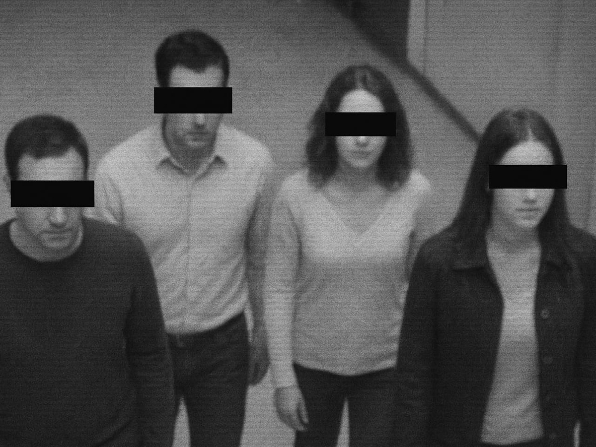 防犯カメラに映った人々から個人情報を削除するため、目線を黒塗りした画像